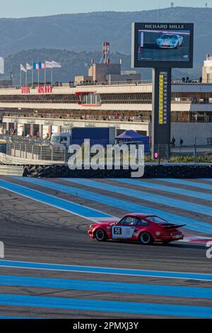 LE CASTELLET, FRANKREICH, 8. April 2023 : Ausdauerrennen auf der Rennstrecke während des fünften französischen historischen Grand Prix auf dem Circuit Paul Ricard. Stockfoto