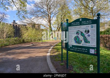 Eingang zum Nordtor von Cardiff Castle und Bute Park, Cardiff, Südwales Stockfoto