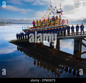 15. April 2023, Berwick Upon Tweed, Northumberland Crew und Support Crew an der Berwick Lifeboat Station für die letzte Abfahrt von RNLB Joy und Charles Beeby nach 30 Jahren Dienst am Bahnhof. Im vergangenen Jahr bestätigte die RNLI, dass ein Atlantik-85-Küstenrettungsboot dauerhaft in Berwick-upon-Tweed betrieben werden würde und das Allwetterrettungsboot ersetzen würde, wenn es das Ende seiner Betriebsdauer erreicht hätte. Stockfoto