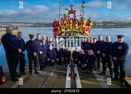 15. April 2023, Berwick Upon Tweed, Northumberland Crew und Support Crew an der Berwick Lifeboat Station für die letzte Abfahrt von RNLB Joy und Charles Beeby nach 30 Jahren Dienst am Bahnhof. Im vergangenen Jahr bestätigte die RNLI, dass ein Atlantik-85-Küstenrettungsboot dauerhaft in Berwick-upon-Tweed betrieben werden würde und das Allwetterrettungsboot ersetzen würde, wenn es das Ende seiner Betriebsdauer erreicht hätte. Stockfoto