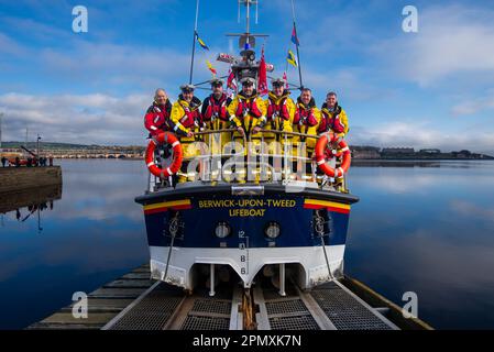 15. April 2023, Berwick Upon Tweed, Northumberland, die Crew, die von Rob Frost gesprungen ist, die RNLB Joy und Charles Beeby für ihre letzte Reise von Berwick Upon Tweed nach 30 Jahren Dienst bemannte. Im vergangenen Jahr bestätigte die RNLI, dass ein Atlantik-85-Küstenrettungsboot dauerhaft in Berwick-upon-Tweed betrieben werden würde und das Allwetterrettungsboot ersetzen würde, wenn es das Ende seiner Betriebsdauer erreicht hätte. Stockfoto