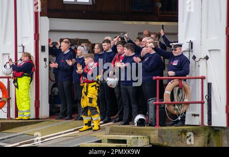 Am 15. April 2023 verabschieden sich Berwick upon Tweed, die Northumberland Crew und die Startercrew von der RNLB Joy und Charles Beeby zum letzten Mal heute Morgen nach 30 Jahren im Dienst. Im vergangenen Jahr bestätigte die RNLI, dass ein Atlantik-85-Küstenrettungsboot dauerhaft in Berwick-upon-Tweed betrieben werden würde und das Allwetterrettungsboot ersetzen würde, wenn es das Ende seiner Nutzungsdauer erreicht hätte.* Stockfoto