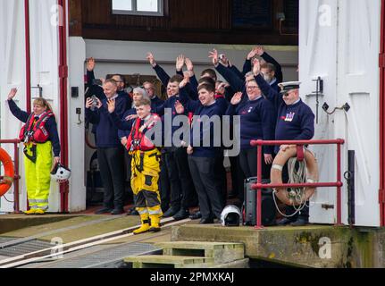 Am 15. April 2023 verabschieden sich Berwick upon Tweed, die Northumberland Crew und die Startercrew von der RNLB Joy und Charles Beeby zum letzten Mal heute Morgen nach 30 Jahren im Dienst. Im vergangenen Jahr bestätigte die RNLI, dass ein Atlantik-85-Küstenrettungsboot dauerhaft in Berwick-upon-Tweed betrieben werden würde und das Allwetterrettungsboot ersetzen würde, wenn es das Ende seiner Nutzungsdauer erreicht hätte.* Stockfoto