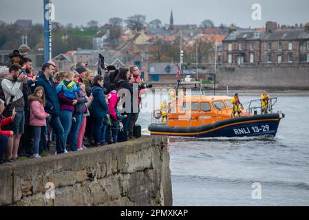 15. April 2023, Berwick upon Tweed, Northumberland RNLB Joy und Charles Beeby verließen Berwick upon Tweed zum letzten Mal heute Morgen nach 30 Jahren Dienst. Im vergangenen Jahr bestätigte die Wohltätigkeitsorganisation, dass ein Atlantik-85-Küstenrettungsboot dauerhaft in Berwick-upon-Tweed betrieben werden würde und das Allwetterrettungsboot ersetzen würde, wenn es das Ende seiner Betriebszeit erreicht hätte.* Stockfoto