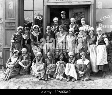 VICTOR McLaglen in Kostüm, während Captain Flagg mit Female Extras, die als French Girls gekleidet sind, am Set auftaucht, während REGISSEUR RAOUL WALSH, DER DEN PREIS VON GLORY 1926, Laurence Stallings und Maxwell Anderson Fox Film Corporation, filmt Stockfoto