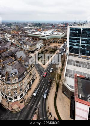 HARROGATE, GROSSBRITANNIEN - 15. APRIL 2023. Ein unvergleichliches Stadtbild des Stadtzentrums von Harrogate mit dem Victoria Shopping Centre und viktorianischer Architektur Stockfoto