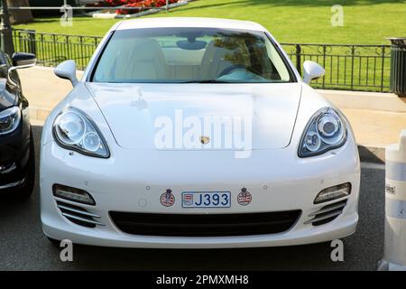 Monte-Carlo, Monaco - 17. Mai 2016: Vorderansicht eines weißen Porsche Panamera 4S, geparkt im berühmten Monte Carlo Casino in Monaco, geschmückt mit einem Moneg Stockfoto