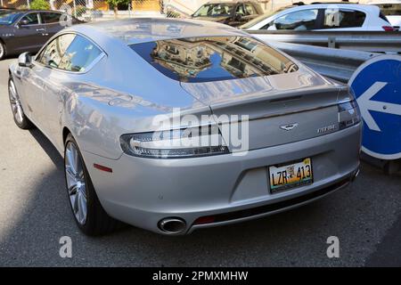 Monte-Carlo, Monaco - 17. Mai 2016: Rückansicht eines Aston Martin Rapide mit einem einzigartigen Florida-Nummernschild mit Panther-Design, das gegen t abgestellt ist Stockfoto
