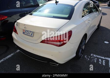 Monte-Carlo, Monaco - 17. Mai 2016: Rückansicht einer eleganten weißen Mercedes AMG Limousine mit monegaskem Kennzeichen, die gegen den Luxus steht Stockfoto