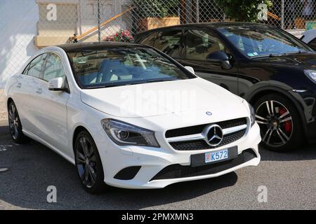 Monte-Carlo, Monaco - 17. Mai 2016: Elegante, weiße Mercedes AMG Limousine mit monegassischem Kennzeichen, geparkt in der opulenten Umgebung von Monte- Stockfoto