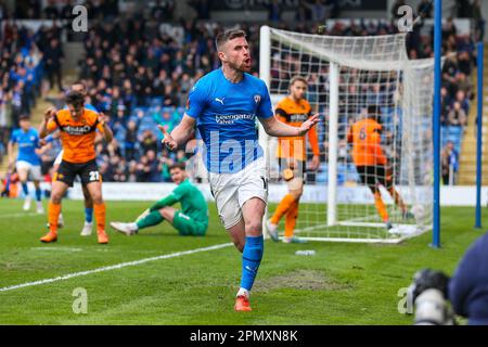 Chesterfield-Mittelfeldspieler Ryan Colclough (10) erzielt ein TOR 2-2 und feiert am 15. April 2023 im Technique Stadium, Chesterfield, Großbritannien, beim Spiel der National League zwischen dem Chesterfield FC und dem Eastleigh FC. Credit: Every Second Media/Alamy Live News Stockfoto
