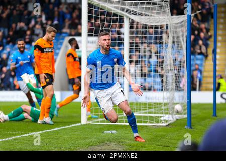 Chesterfield-Mittelfeldspieler Ryan Colclough (10) erzielt ein TOR 2-2 und feiert am 15. April 2023 im Technique Stadium, Chesterfield, Großbritannien, beim Spiel der National League zwischen dem Chesterfield FC und dem Eastleigh FC. Credit: Every Second Media/Alamy Live News Stockfoto