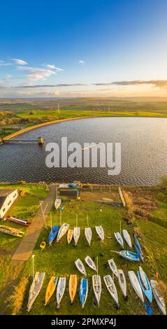 Blick aus der Vogelperspektive auf das Reva Reservoir, West Yorkshire, mit Segelbooten und Kajaks Stockfoto