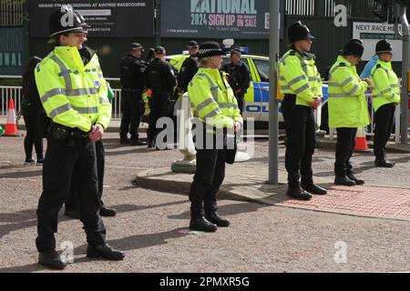 Polizei in Liverpool, Merseyside, Großbritannien. 15/04/2023. Grand National Meeting Aintree Demonstrationen & Opposition am Haupteingang der Aintree Rennbahn. Stockfoto