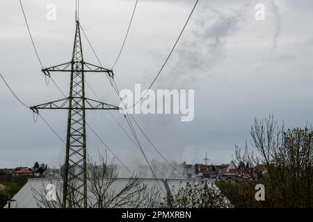 Neckarwestheim, Deutschland. 15. April 2023. Dampf tritt aus dem Kühlturm des Kernkraftwerks aus. Die Trennung der Kernkraftwerke Isar 2, Neckarwestheim und Emsland vom Stromnetz am Samstag markierte das Ende der Ära der kommerziellen Stromerzeugung mit Kernkraftwerken in Deutschland. Kredit: Stefan Puchner/dpa/Alamy Live News Stockfoto