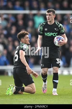 Haydon Roberts von Derby County (links) und Jason Knight in Aktion während des Spiels Sky Bet League One im Memorial Stadium, Bristol. Foto: Samstag, 15. April 2023. Stockfoto