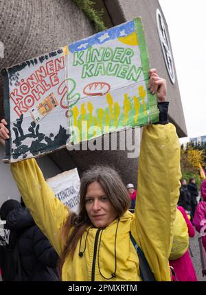 Berlin, Deutschland. 15. April 2023. Ausrottungsrebellion-Protest Berlin 15. April 2023. Demonstranten, darunter Mitglieder des Extinction Rebellion, marschierten vom Bayer AG Pharmaceuticals Centre ( Nord-Ost-Zentral-Berlin) zum Bundesministerium für Ernährung und Landwirtschaft in der Mitte Berlins. Außerhalb des Ministeriums fand ein 'Tod in' von Demonstranten statt, die als Tiere verkleidet waren, und erlebte die Ankunft der 'Roten Rebellen-Brigade' vom Aussterben der Rebellion. Berlin Deutschland. Kredit: GaryRobertsphotography/Alamy Live News Stockfoto