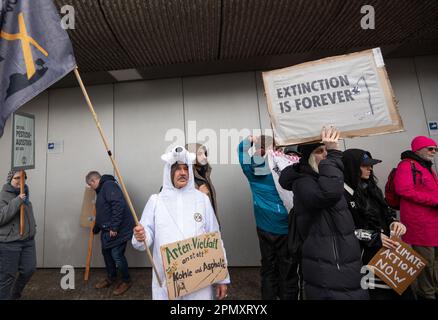 Berlin, Deutschland. 15. April 2023. Ausrottungsrebellion-Protest Berlin 15. April 2023. Demonstranten, darunter Mitglieder des Extinction Rebellion, marschierten vom Bayer AG Pharmaceuticals Centre ( Nord-Ost-Zentral-Berlin) zum Bundesministerium für Ernährung und Landwirtschaft in der Mitte Berlins. Außerhalb des Ministeriums fand ein 'Tod in' von Demonstranten statt, die als Tiere verkleidet waren, und erlebte die Ankunft der 'Roten Rebellen-Brigade' vom Aussterben der Rebellion. Berlin Deutschland. Kredit: GaryRobertsphotography/Alamy Live News Stockfoto