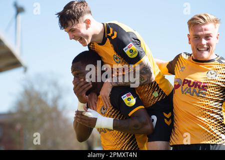 Newport, Großbritannien. 15. April 2023. Omar Bogle von Newport County (l) feiert mit Teamkollegen, nachdem er sein Team 1. Tor erzielt hat. EFL Football League Two Match, Newport County gegen Hartlepool bei Rodney Parade in Newport, Wales am Saturday15. April 2023 . Dieses Bild darf nur zu redaktionellen Zwecken verwendet werden. Nur redaktionelle Verwendung, Lizenz für kommerzielle Verwendung erforderlich. Bild nach Kredit: Andrew Orchard Sportfotografie/Alamy Live News Stockfoto