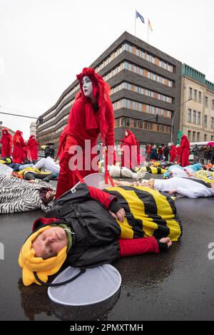 Berlin, Deutschland. 15. April 2023. Ausrottungsrebellion-Protest Berlin 15. April 2023. Demonstranten, darunter Mitglieder des Extinction Rebellion, marschierten vom Bayer AG Pharmaceuticals Centre ( Nord-Ost-Zentral-Berlin) zum Bundesministerium für Ernährung und Landwirtschaft in der Mitte Berlins. Außerhalb des Ministeriums fand ein 'Tod in' von Demonstranten statt, die als Tiere verkleidet waren, und erlebte die Ankunft der 'Roten Rebellen-Brigade' vom Aussterben der Rebellion. Berlin Deutschland. Kredit: GaryRobertsphotography/Alamy Live News Stockfoto