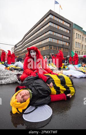 Berlin, Deutschland. 15. April 2023. Ausrottungsrebellion-Protest Berlin 15. April 2023. Demonstranten, darunter Mitglieder des Extinction Rebellion, marschierten vom Bayer AG Pharmaceuticals Centre ( Nord-Ost-Zentral-Berlin) zum Bundesministerium für Ernährung und Landwirtschaft in der Mitte Berlins. Außerhalb des Ministeriums fand ein 'Tod in' von Demonstranten statt, die als Tiere verkleidet waren, und erlebte die Ankunft der 'Roten Rebellen-Brigade' vom Aussterben der Rebellion. Berlin Deutschland. Kredit: GaryRobertsphotography/Alamy Live News Stockfoto