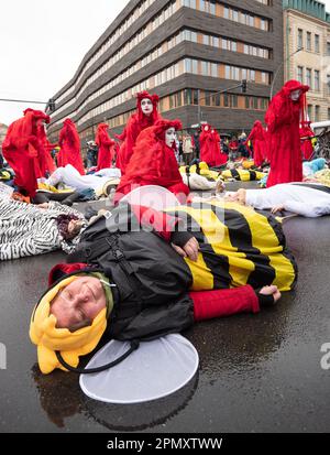 Berlin, Deutschland. 15. April 2023. Ausrottungsrebellion-Protest Berlin 15. April 2023. Demonstranten, darunter Mitglieder des Extinction Rebellion, marschierten vom Bayer AG Pharmaceuticals Centre ( Nord-Ost-Zentral-Berlin) zum Bundesministerium für Ernährung und Landwirtschaft in der Mitte Berlins. Außerhalb des Ministeriums fand ein 'Tod in' von Demonstranten statt, die als Tiere verkleidet waren, und erlebte die Ankunft der 'Roten Rebellen-Brigade' vom Aussterben der Rebellion. Berlin Deutschland. Kredit: GaryRobertsphotography/Alamy Live News Stockfoto