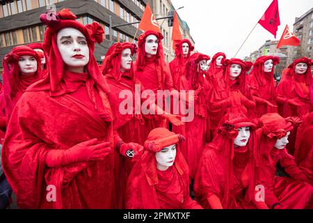 Berlin, Deutschland. 15. April 2023. Ausrottungsrebellion-Protest Berlin 15. April 2023. Demonstranten, darunter Mitglieder des Extinction Rebellion, marschierten vom Bayer AG Pharmaceuticals Centre ( Nord-Ost-Zentral-Berlin) zum Bundesministerium für Ernährung und Landwirtschaft in der Mitte Berlins. Außerhalb des Ministeriums fand ein 'Tod in' von Demonstranten statt, die als Tiere verkleidet waren, und erlebte die Ankunft der 'Roten Rebellen-Brigade' vom Aussterben der Rebellion. Berlin Deutschland. Kredit: GaryRobertsphotography/Alamy Live News Stockfoto