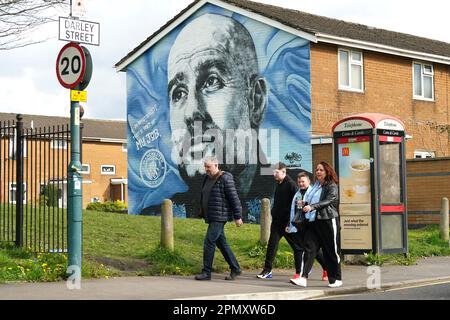 Die Fans von Manchester City gehen vor dem Spiel der Premier League im Etihad Stadium in Manchester an einem Wandgemälde von Manchester City Manager Pep Guardiola vorbei. Foto: Samstag, 15. April 2023. Stockfoto