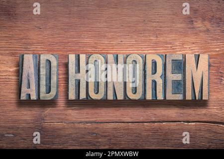 Zu Ehren des antiken lateinischen Spruchs - zu Ehren, kombiniert auf altlackierter Holzoberfläche Stockfoto