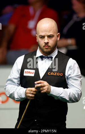 Luca Brecel am ersten Tag der Cazoo Snooker-Weltmeisterschaft im Crucible Theatre, Sheffield. Foto: Samstag, 15. April 2023. Stockfoto