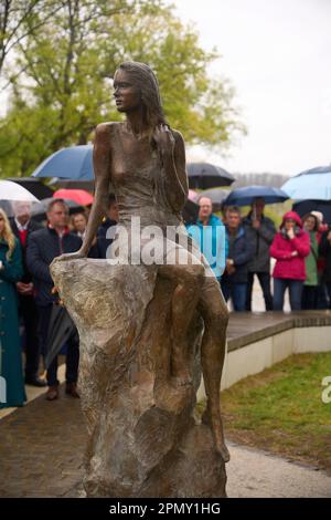 St. Goarshausen, Deutschland. 15. April 2023. Die Loreley-Statue, geschaffen von der Berliner Künstlerin Valerie Otte, steht auf dem Loreley-Plateau hoch über dem Rhein. Die weibliche Figur sitzt auf einem Felsen und scheint sich mit ihm zu verschmelzen. Die Statue steht am Endpunkt des Rochenpfads, der zum Gipfel des Felsens führt. Kredit: Thomas Frey/dpa/Alamy Live News Stockfoto