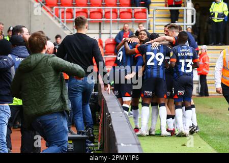 AESSEAL New York Stadium, Rotherham, England - 15. April 2023 Luton-Spieler mobben Cauley Woodrow (10), nachdem er ihr 2. Tor erzielte - während des Spiels Rotherham United gegen Luton Town, Sky Bet Championship, 2022/23, AESSEAL New York Stadium, Rotherham, England - 15. April 2023 Guthaben: Arthur Haigh/Whiteamy RoseLive Photos/News Stockfoto