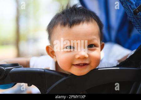 Porträt eines süßen Sohnes, das mit der Familie am Feiertagswochenende reist Stockfoto