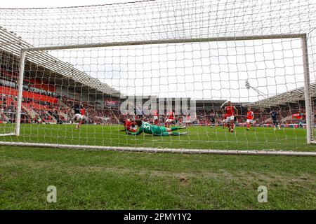 AESSEAL New York Stadium, Rotherham, England - 15. April 2023 Cauley Woodrow (10) of Luton Town erzielt das 2. Tor nach der Rebound, nachdem Josh Vickers Torhüter von Rotherham den Elfmeter gerettet hat - während des Spiels Rotherham United gegen Luton Town, Sky Bet Championship, 2022/23, AESSEAL New York Stadium, Rotherham, England - 15. April 2023 Kredit: Arthur Haigh/WhiteRosePhotos/Alamy Live News Stockfoto