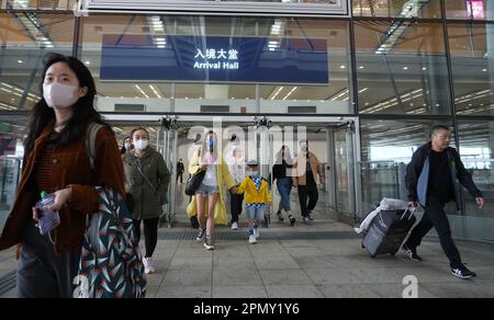 Menschen kommen am Hong Kong Port Passenger Clearance Building der Hong Kong-Zhuhai-Macao Brücke am Chek Lap Kok an. 10APR23 SCMP/Sam Tsang Stockfoto