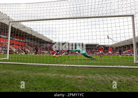 AESSEAL New York Stadium, Rotherham, England - 15. April 2023 Cauley Woodrow (10) of Luton erzielt beim Rebound das 2. Tor, nachdem Josh Vickers Torwart von Rotherham den Elfmeter gerettet hat - während des Spiels Rotherham United gegen Luton Town, Sky Bet Championship, 2022/23, AESSEAL New York Stadium, Rotherham, England - 15. April 2023 Kredit: Arthur Haigh/WhiteRosePhotos/Alamy Live News Stockfoto