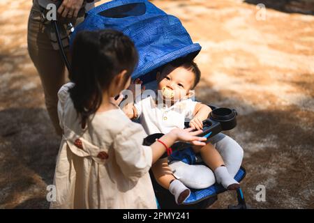 Glückliche Kinder, Tochter und Sohn reisen mit der Familie am Sommerwochenende Stockfoto