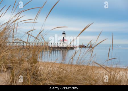 Blick auf den Leuchtturm von Michigan City vom Washington Park Beach an einem bewölkten Frühlingsmorgen. Michigan City, Indiana, USA. Stockfoto