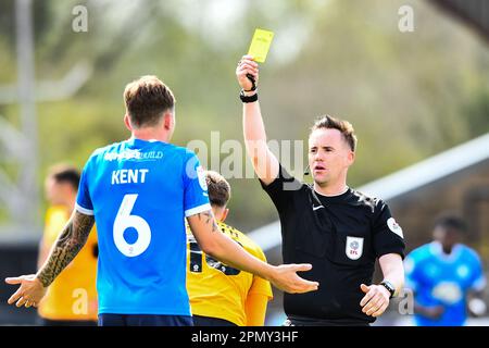 Schiedsrichter Ross Joyce (Schiedsrichter) gibt Frankie Kent (6 Peterborough United) eine gelbe Karte während des Spiels der Sky Bet League 1 zwischen Cambridge United und Peterborough im R Costings Abbey Stadium, Cambridge, am Samstag, den 15. April 2023. (Foto: Kevin Hodgson | MI News) Guthaben: MI News & Sport /Alamy Live News Stockfoto