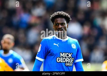 Nathanael Ogbeta (15 Peterborough United) während des Spiels der Sky Bet League 1 zwischen Cambridge United und Peterborough im R Costings Abbey Stadium, Cambridge, am Samstag, den 15. April 2023. (Foto: Kevin Hodgson | MI News) Guthaben: MI News & Sport /Alamy Live News Stockfoto