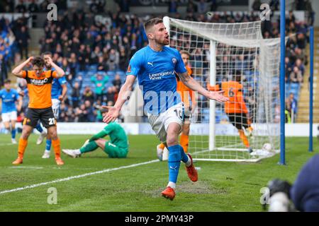 Chesterfield-Mittelfeldspieler Ryan Colclough (10) erzielt am 15. April 2023 ein TOR 2-2 und feiert das Spiel der National League zwischen dem Chesterfield FC und dem Eastleigh FC im Technique Stadium, Chesterfield, Großbritannien. Credit: Every Second Media/Alamy Live News Stockfoto