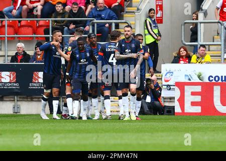 AESSEAL New York Stadium, Rotherham, England - 15. April 2023 Carlton Morris (links) von Luton Town feiert nach einem Tor von 0 - 1 Punkten während des Spiels Rotherham United gegen Luton Town, Sky Bet Championship, 2022/23, AESSEAL New York Stadium, Rotherham, England - 15. April 2023 Guthaben: Arthur Haigh/WhiteRosePhotos/Alamy Live News Stockfoto