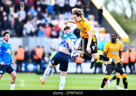 Josh Knight (5 Peterborough United), herausgefordert von Joe Ironside (9 Cambridge United) während des Spiels der Sky Bet League 1 zwischen Cambridge United und Peterborough im R Costings Abbey Stadium, Cambridge, am Samstag, den 15. April 2023. (Foto: Kevin Hodgson | MI News) Guthaben: MI News & Sport /Alamy Live News Stockfoto