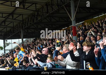Cambridge-Fans feiern das Tor von Sam Smith (10 Cambridge United) während des Spiels der Sky Bet League 1 zwischen Cambridge United und Peterborough am Samstag, den 15. April 2023 im R Costings Abbey Stadium in Cambridge. (Foto: Kevin Hodgson | MI News) Guthaben: MI News & Sport /Alamy Live News Stockfoto