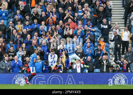 Glaasgow, Großbritannien. 15. April 2023. Beim schottischen Fußballspiel zwischen Rangers und St. Mirren, das auf dem Heimstadion der Rangers Ibrox gespielt wurde, gewannen die Rangers 5 bis 2. Die Zielgruppe waren Rangers: Cantwell (13) 26 Minuten, Sakala (30) 48 Minuten, Morelos (20) 80 und 81 Minuten und Arfield (37) 86 Minuten. O'Hara (6) erzielte in 45 2 und 65 Minuten ein Tor für St. Mirren. Kredit: Findlay/Alamy Live News Stockfoto