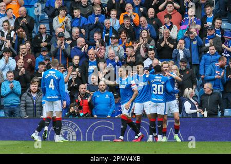 Glaasgow, Großbritannien. 15. April 2023. Beim schottischen Fußballspiel zwischen Rangers und St. Mirren, das auf dem Heimstadion der Rangers Ibrox gespielt wurde, gewannen die Rangers 5 bis 2. Die Zielgruppe waren Rangers: Cantwell (13) 26 Minuten, Sakala (30) 48 Minuten, Morelos (20) 80 und 81 Minuten und Arfield (37) 86 Minuten. O'Hara (6) erzielte in 45 2 und 65 Minuten ein Tor für St. Mirren. Kredit: Findlay/Alamy Live News Stockfoto