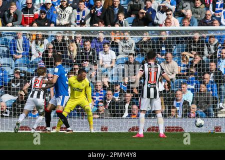 Glaasgow, Großbritannien. 15. April 2023. Beim schottischen Fußballspiel zwischen Rangers und St. Mirren, das auf dem Heimstadion der Rangers Ibrox gespielt wurde, gewannen die Rangers 5 bis 2. Die Zielgruppe waren Rangers: Cantwell (13) 26 Minuten, Sakala (30) 48 Minuten, Morelos (20) 80 und 81 Minuten und Arfield (37) 86 Minuten. O'Hara (6) erzielte in 45 2 und 65 Minuten ein Tor für St. Mirren. Kredit: Findlay/Alamy Live News Stockfoto