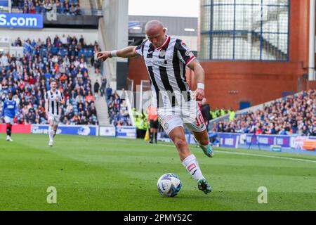 Glaasgow, Großbritannien. 15. April 2023. Beim schottischen Fußballspiel zwischen Rangers und St. Mirren, das auf dem Heimstadion der Rangers Ibrox gespielt wurde, gewannen die Rangers 5 bis 2. Die Zielgruppe waren Rangers: Cantwell (13) 26 Minuten, Sakala (30) 48 Minuten, Morelos (20) 80 und 81 Minuten und Arfield (37) 86 Minuten. O'Hara (6) erzielte in 45 2 und 65 Minuten ein Tor für St. Mirren. Kredit: Findlay/Alamy Live News Stockfoto