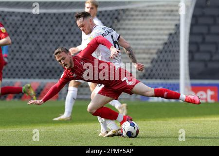 Charlie Brown von Cheltenham Town wird von Milton Keynes Dons Josh McEachran während der zweiten Hälfte des Spiels der Sky Bet League 1 zwischen MK Dons und Cheltenham Town im Stadium MK, Milton Keynes, am Samstag, den 15. April 2023 herausgefordert. (Foto: John Cripps | MI News) Guthaben: MI News & Sport /Alamy Live News Stockfoto