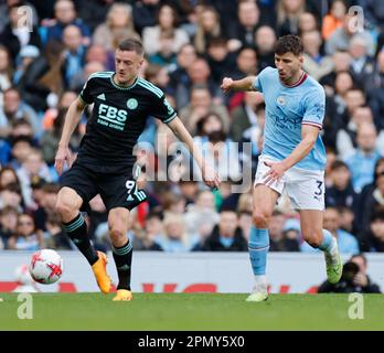 Etihad Stadium, Manchester, Großbritannien. 15. April 2023. Premier League Football, Manchester City gegen Leicester City; Jamie Vardy aus Leicester City wird von R&#xfa;ben Dias von Manchester City Credit: Action Plus Sports/Alamy Live News verfolgt Stockfoto